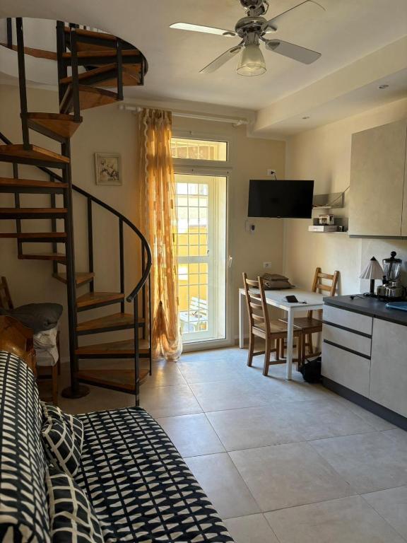 eine Küche und ein Esszimmer mit einer Wendeltreppe in einem Zimmer in der Unterkunft Domus Sofia in Ercolano
