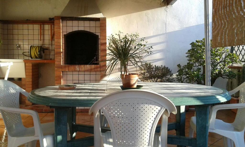un tavolo blu e sedie con una pianta in vaso di Suite Marina a Trapani