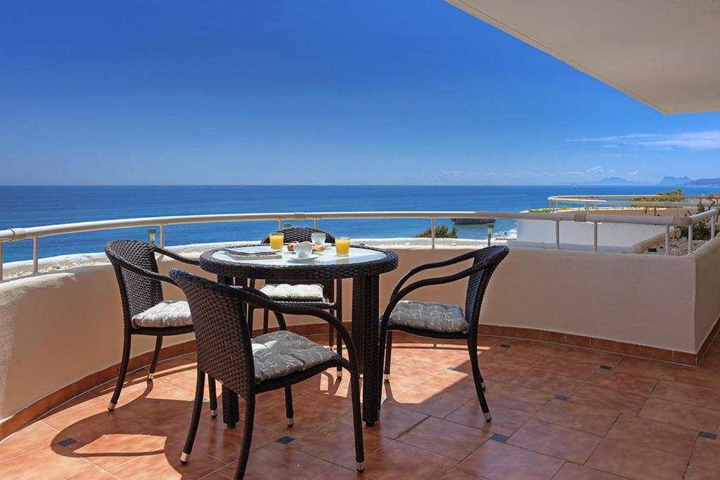 エステポナにあるSinfonia del Mar E15の海を望むバルコニー(テーブル、椅子付)