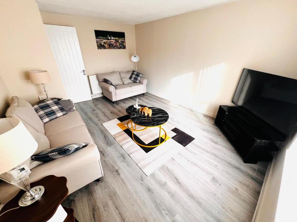 an overhead view of a living room with a couch at Modern 1-Bed Flat Near Northampton General Hopital Town Centre & M1 in Spinney Hill