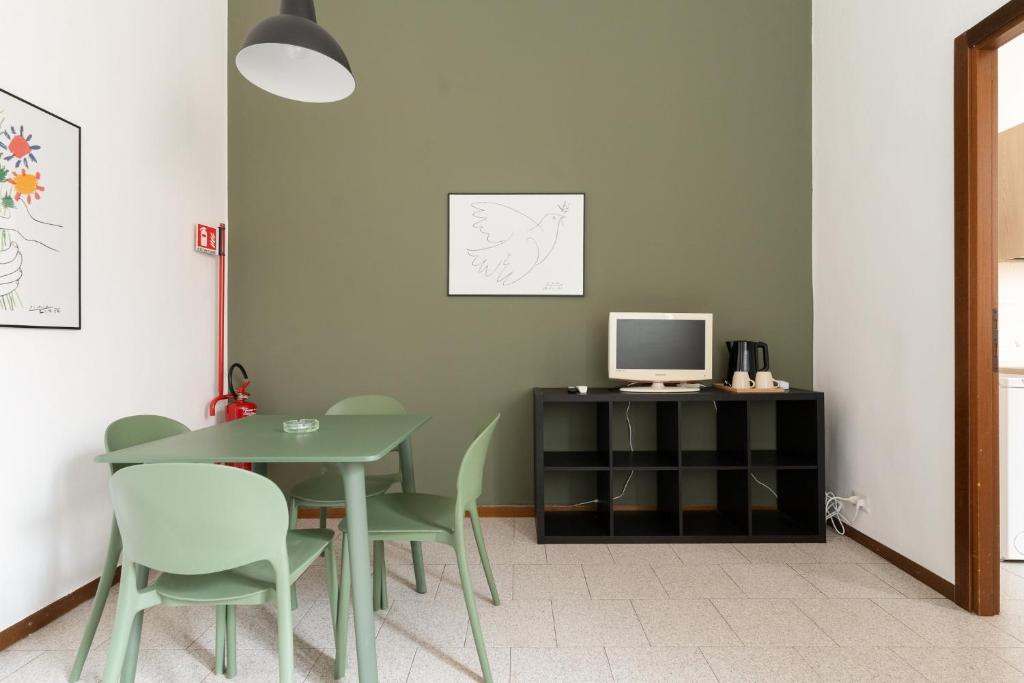 GuestHost - Morazzone Bright and Cozy Design Flat