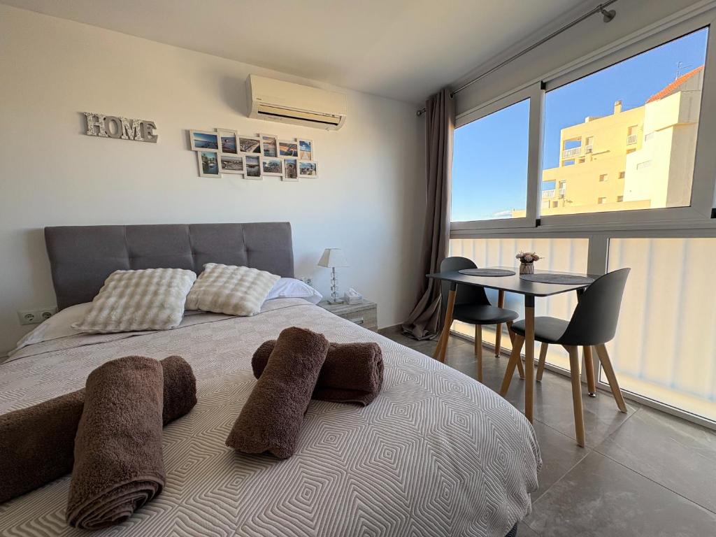 a bedroom with a bed with brown towels on it at Sweet Dreams Apartment, estilo y confort en 1ª línea, Renovado, Práctico y Anfitrión 5 Estrellas" in Empuriabrava