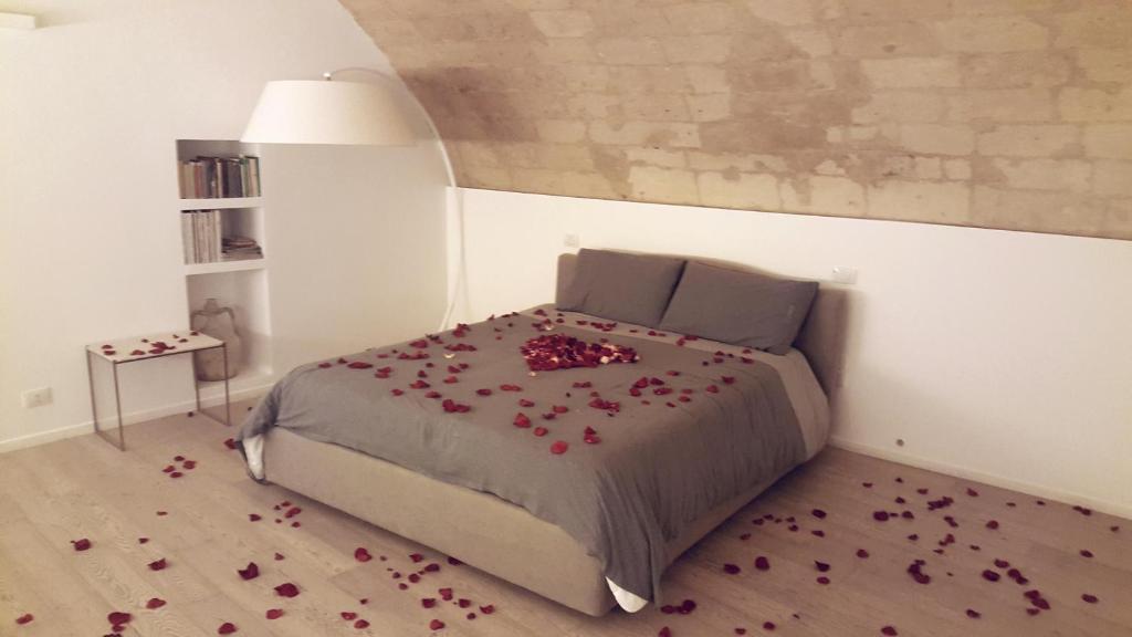 um quarto com uma cama com rosas no chão em La Gnostra em Altamura