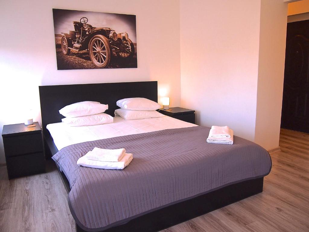 um quarto com uma cama grande com duas toalhas em Royal Way Snug - Old Town em Varósvia