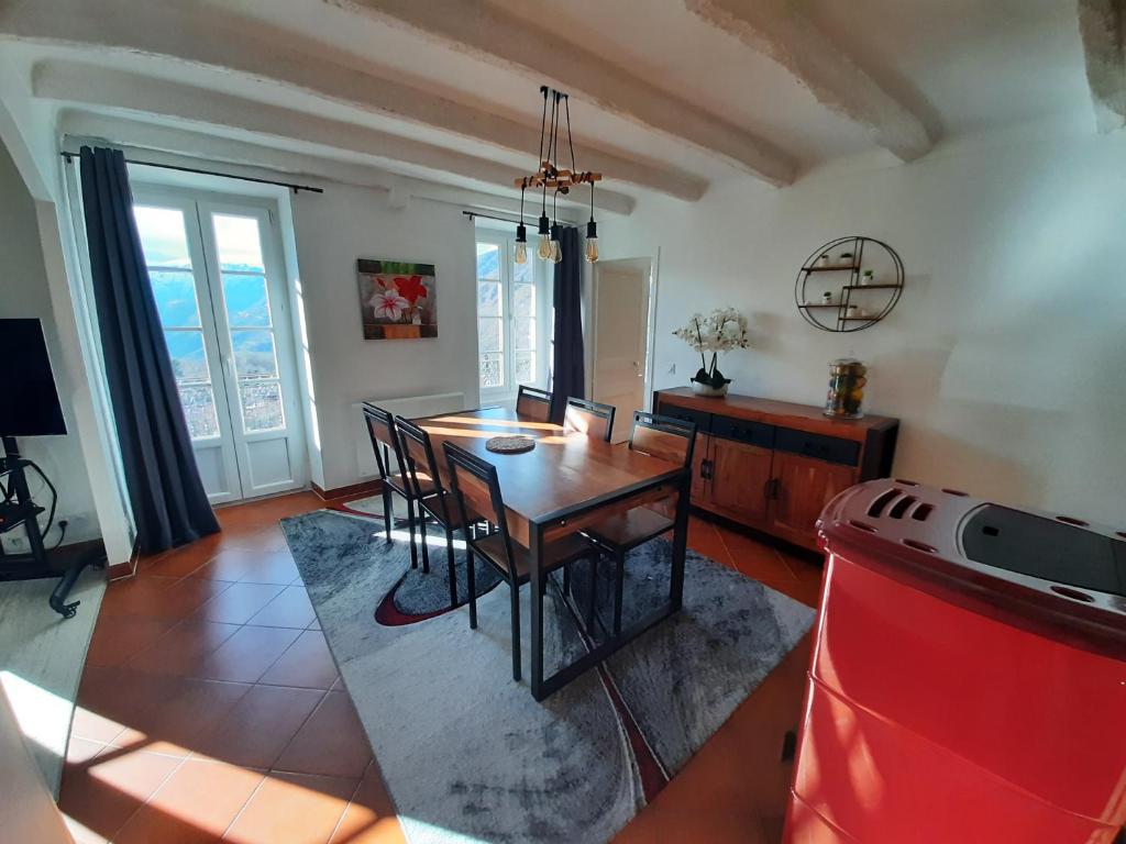 una sala da pranzo con tavolo e sedie in una stanza di Ecrin de Valdeblore a Valdeblore