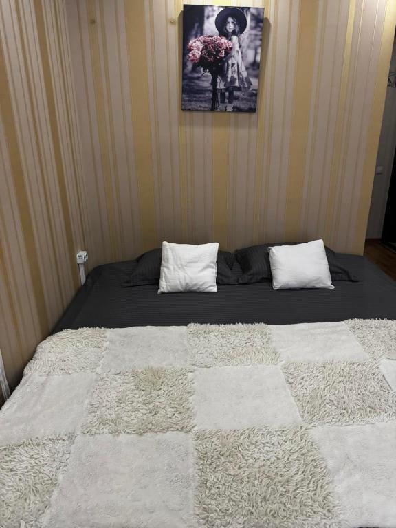 Una cama con dos almohadas blancas encima. en Hôtel Baldei, en Chişinău