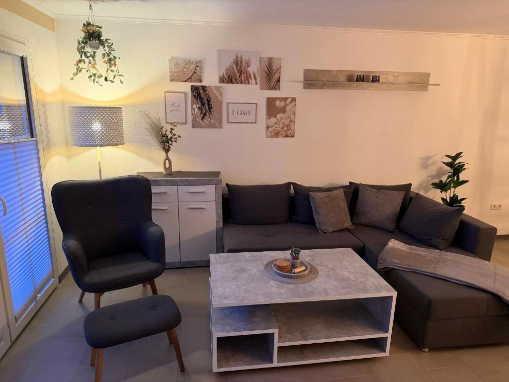 a living room with a couch and a table at Ferienwohnung Kurze Auszeit 24 Std Check in in Hesel