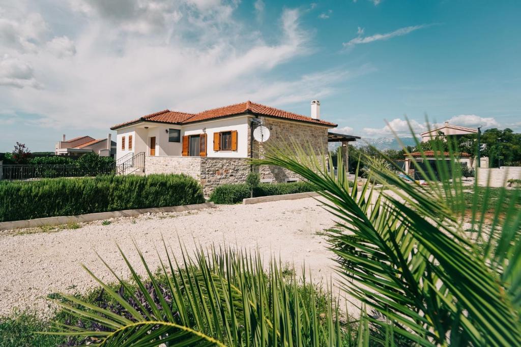a house with a clock on the side of it at KLM holiday home in Rupalj