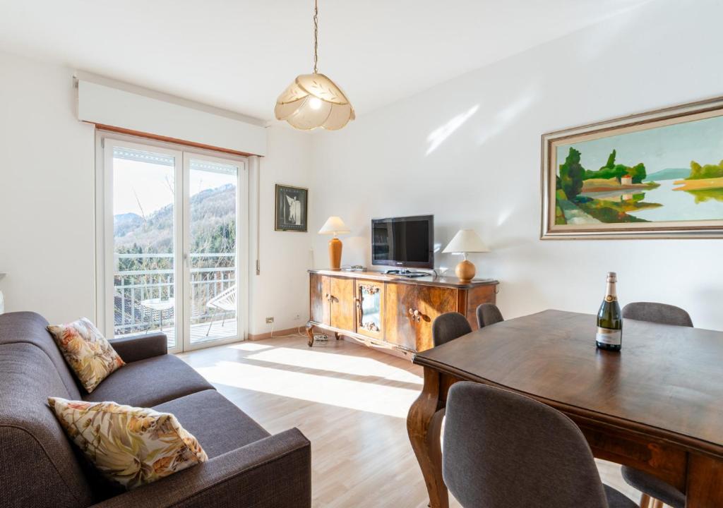 a living room with a couch and a table at Mountain Paradise - Luminoso e ampio con vista in Serina