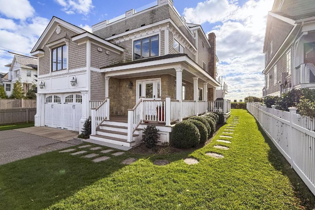 a house with a white fence in the yard at Pine Creek Beach House in Fairfield