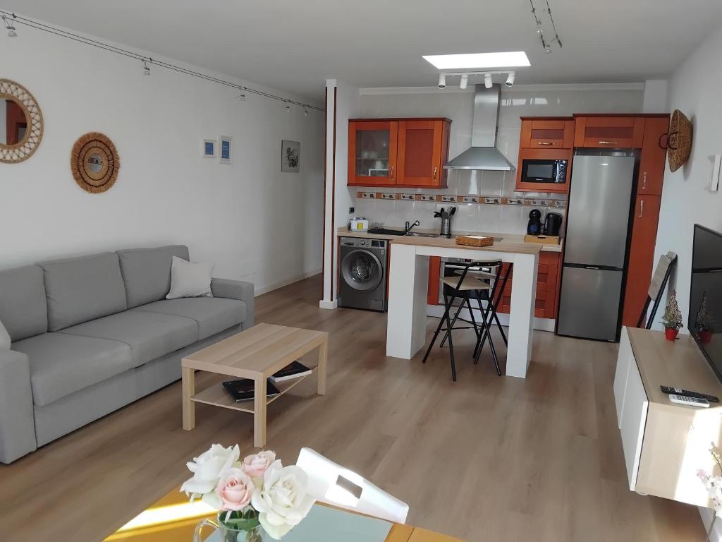 a living room with a couch and a kitchen at Casa Valentina in Tías
