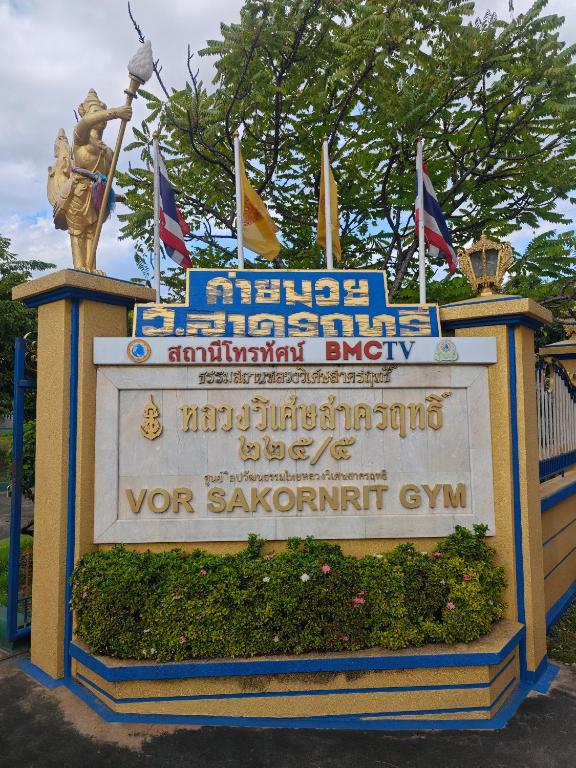 a sign for the entrance to the water park at Worsakornrit Homestay in Bangkok