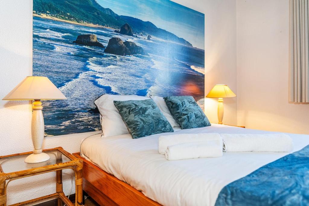 a bedroom with a large painting of the ocean at Casa da Torreira in Torreira