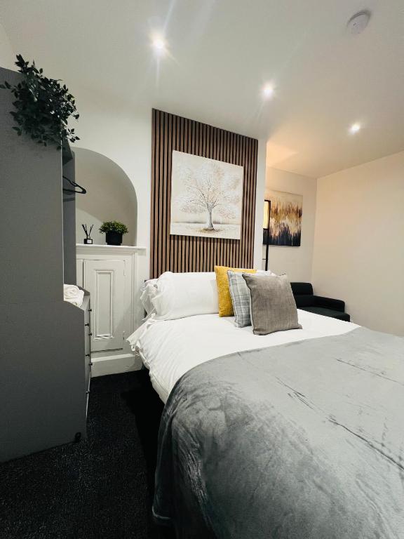 a bedroom with a large bed in a room at Yastayzzz Studio 2 Worcester House with Free Parking in Worcester