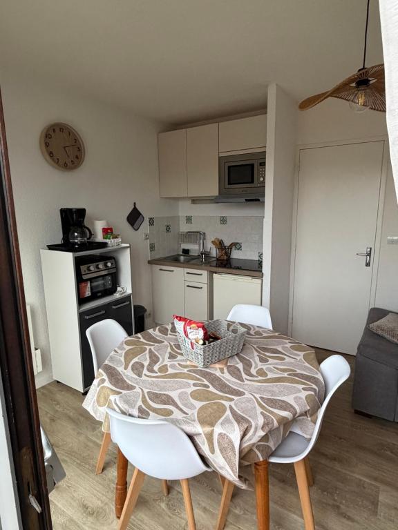a kitchen with a table and chairs in a room at appartement à Sainte Cecile in Camiers