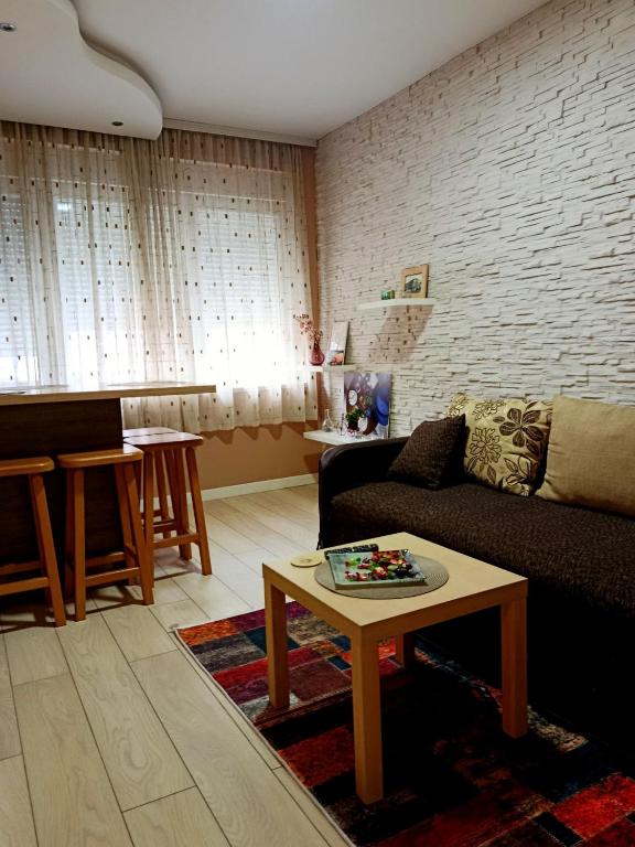 a living room with a couch and a table at Apartman Ana in Šabac