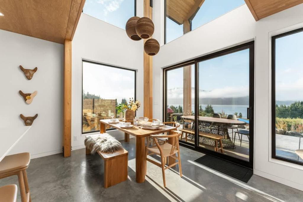 Hot Tub & Amazing Ocean View -The Simple Peak - Non pet friendly, Port ...