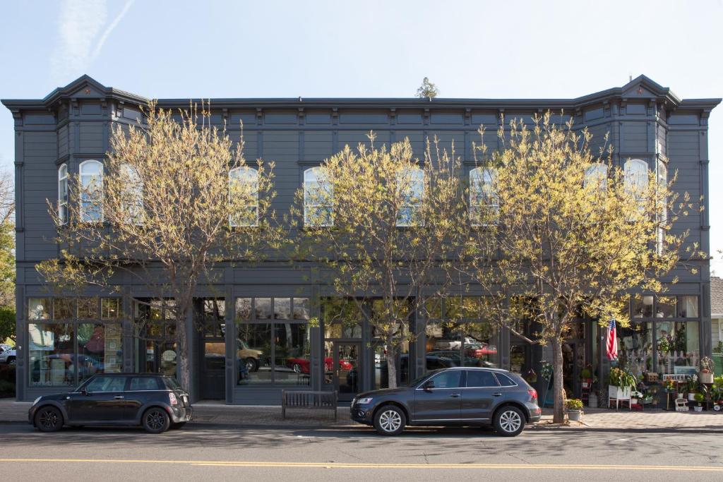 zwei Autos parkten vor einem Gebäude in der Unterkunft Wydown Hotel in St. Helena