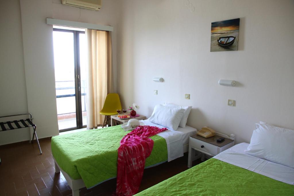 Postel nebo postele na pokoji v ubytování Triton Garden Hotel