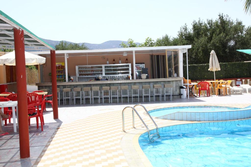 Bazén v ubytování Triton Garden Hotel nebo v jeho okolí