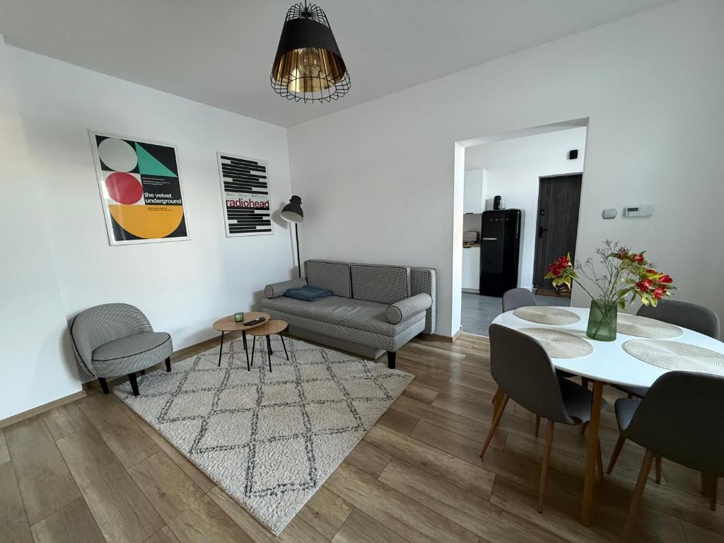 a living room with a table and a couch at Apartament Nowomiejska in Wałcz