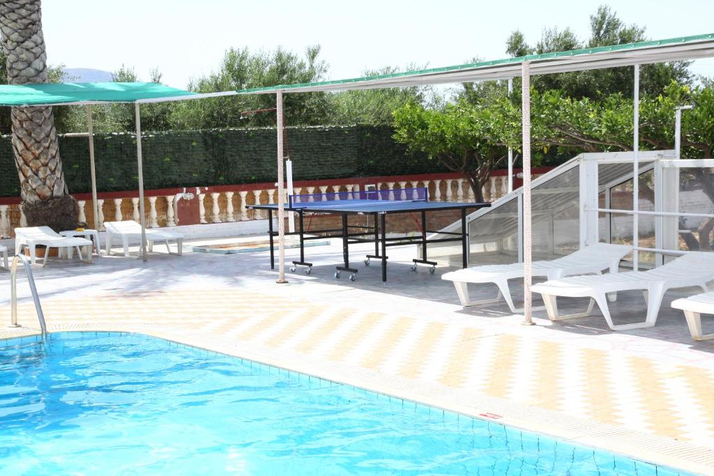 Bazén v ubytování Triton Garden Hotel nebo v jeho okolí