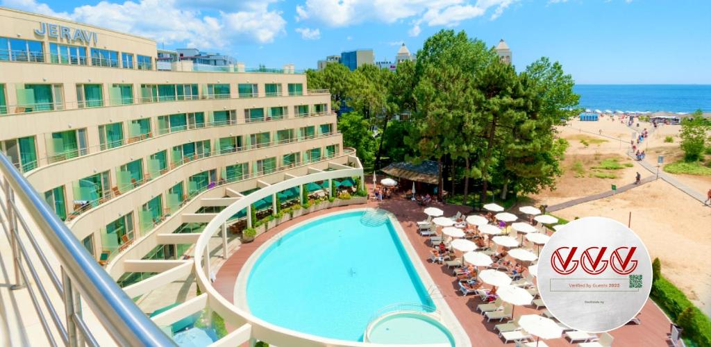 Piscina de la sau aproape de Jeravi Beach Hotel - All Inclusive