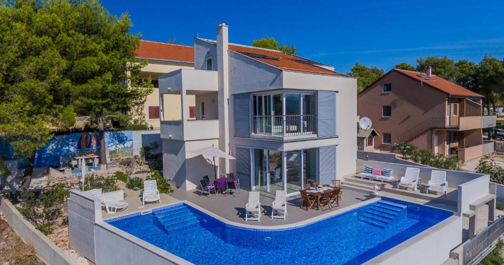 Bazén v ubytování Villa Casabianca nebo v jeho okolí