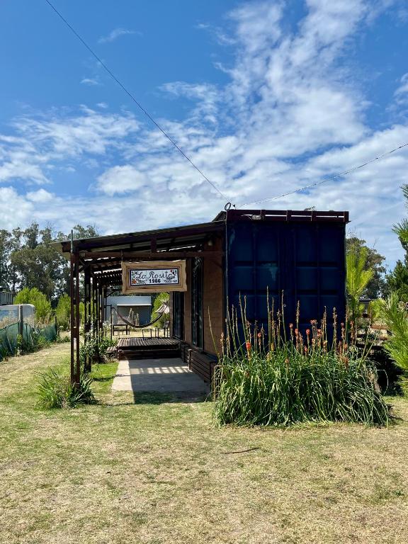 a small blue building with a sign on it at CASA CONTENEDOR in Necochea