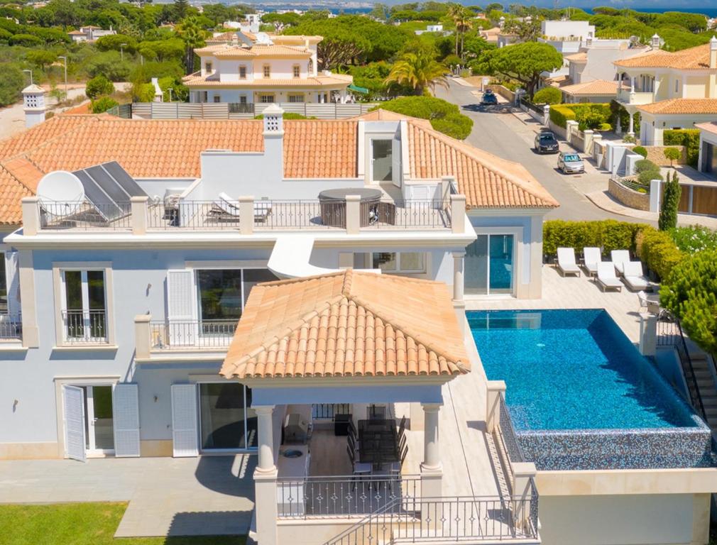 Stunning home with nice pool close to the beach