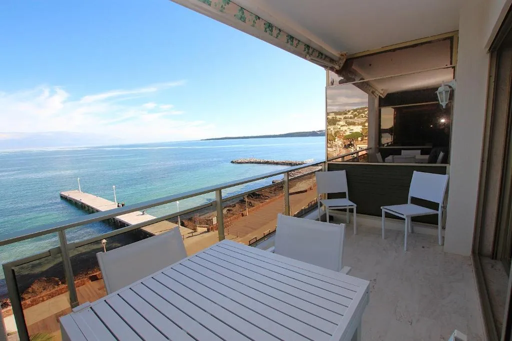 Cannes Palm Beach - Beachfront apartment