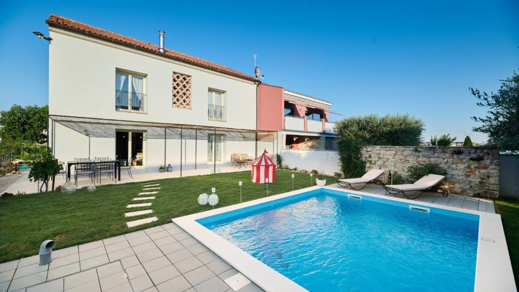 Villa Mediterranea with pool and grill in Umag