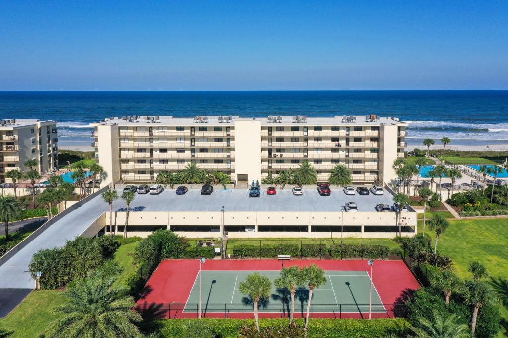 Oceanfront condo with beach access, patio, outdoor pools, tennis court ...