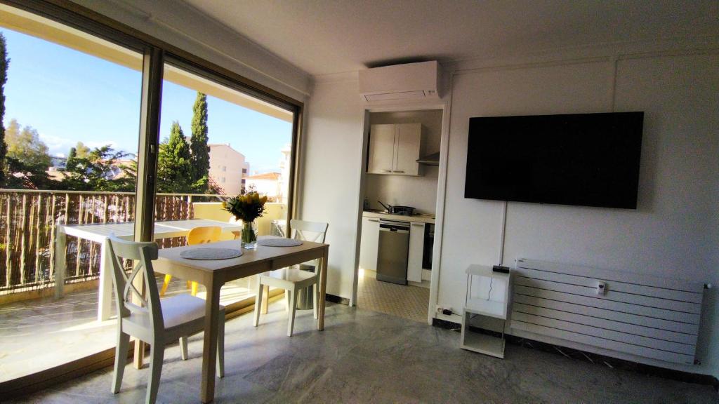 Studio moderne au calme proche vieil Antibes et mer