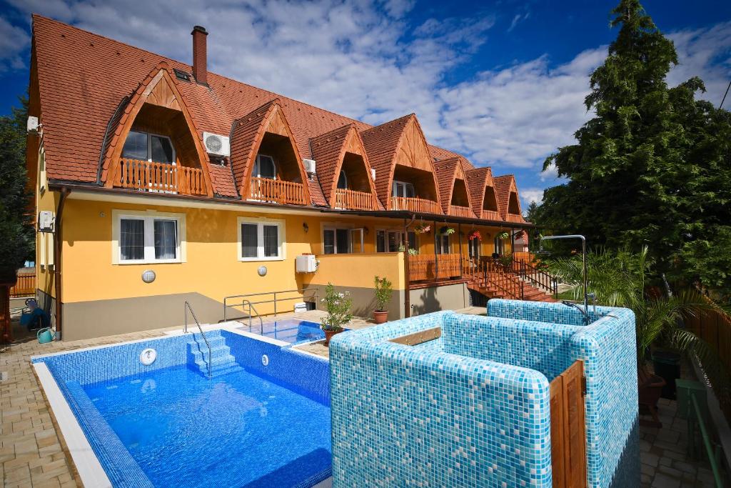 Bazén v ubytování Rajna VillaBridge&SPA nebo v jeho okolí