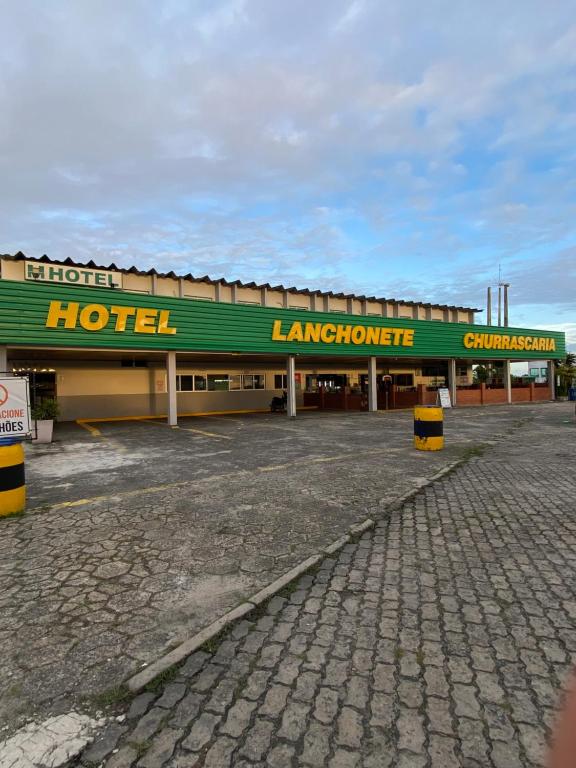 ein großes Hotel mit einem grün-gelben Gebäude in der Unterkunft Hotel Malacarne in Teixeira de Freitas