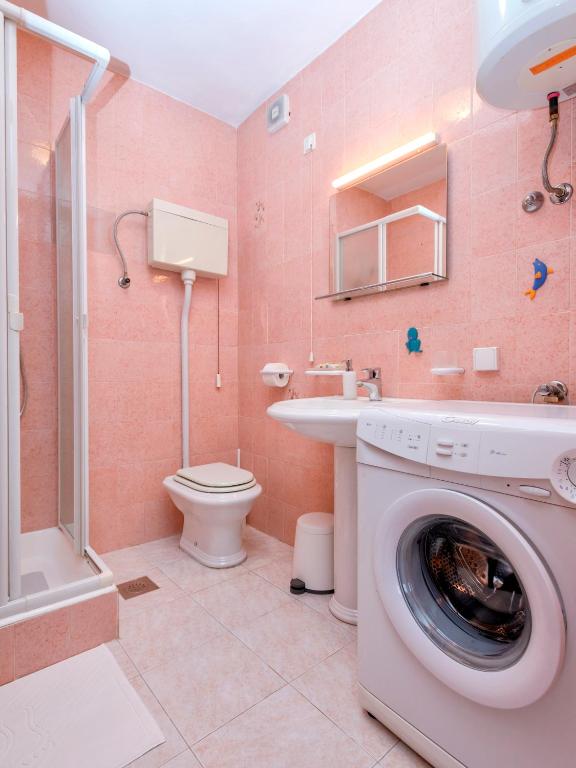 W łazience znajduje się pralka i umywalka. w obiekcie MI Apartment w mieście Stari Grad