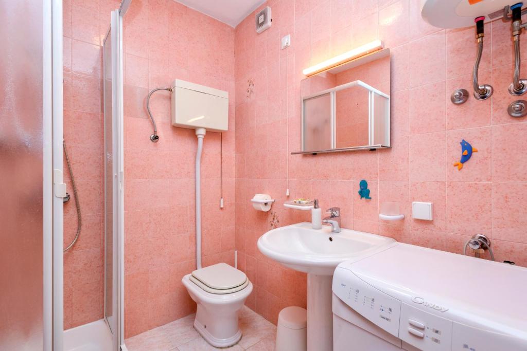 łazienka z toaletą, umywalką i prysznicem w obiekcie MI Apartment w mieście Stari Grad
