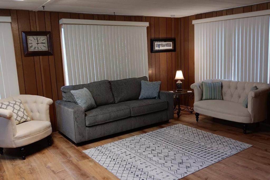 a living room with a couch and two chairs at Cozy Cabin in Packwood in Randle