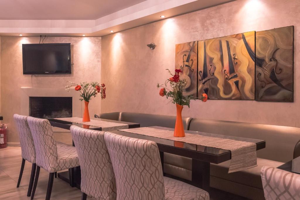 TV a/nebo společenská místnost v ubytování Giotis Boutique Hotel