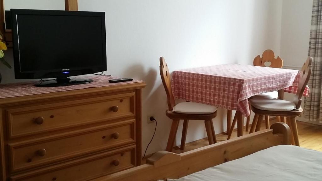 TV a/nebo společenská místnost v ubytování Pension Buchner