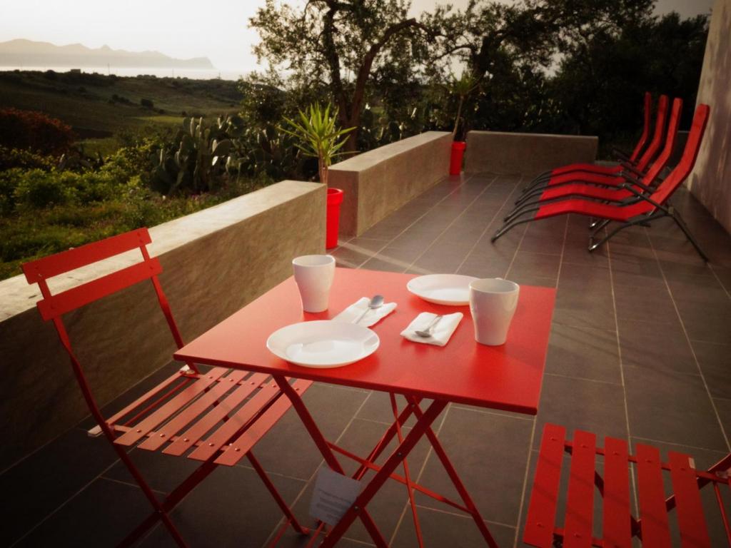 トラッペートにあるCasamattaの赤いテーブルと椅子が備わるパティオ