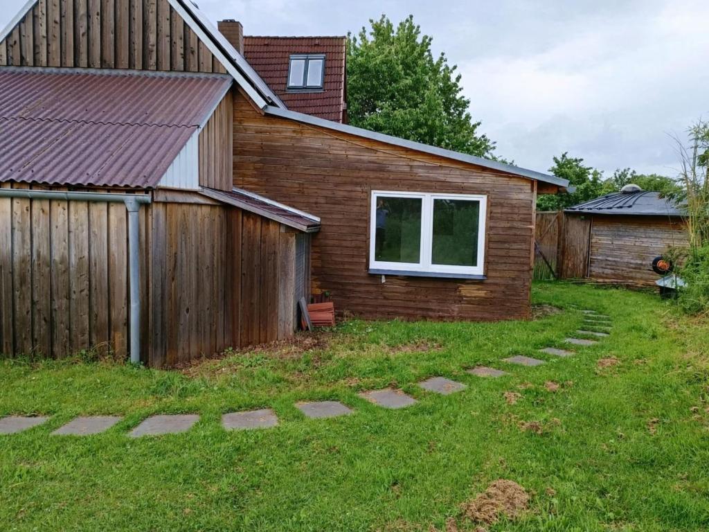 a house with a yard next to a building at Nachhaltiges Ferienhaus in Steinheim in Steinheim