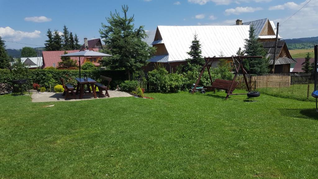 Vonkajšia záhrada v ubytovaní Pokoje u Gronicki