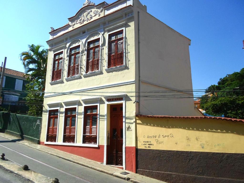 un edificio al lado de una calle en Historic cottage en Río de Janeiro