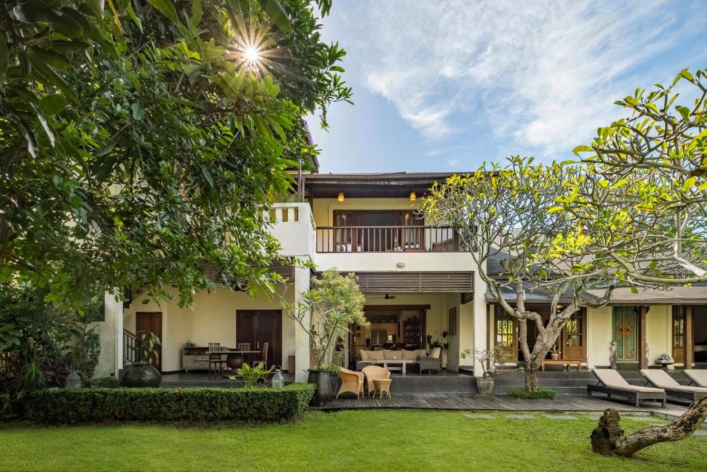 an exterior view of a house with a yard at Villa Balidamai in Kerobokan