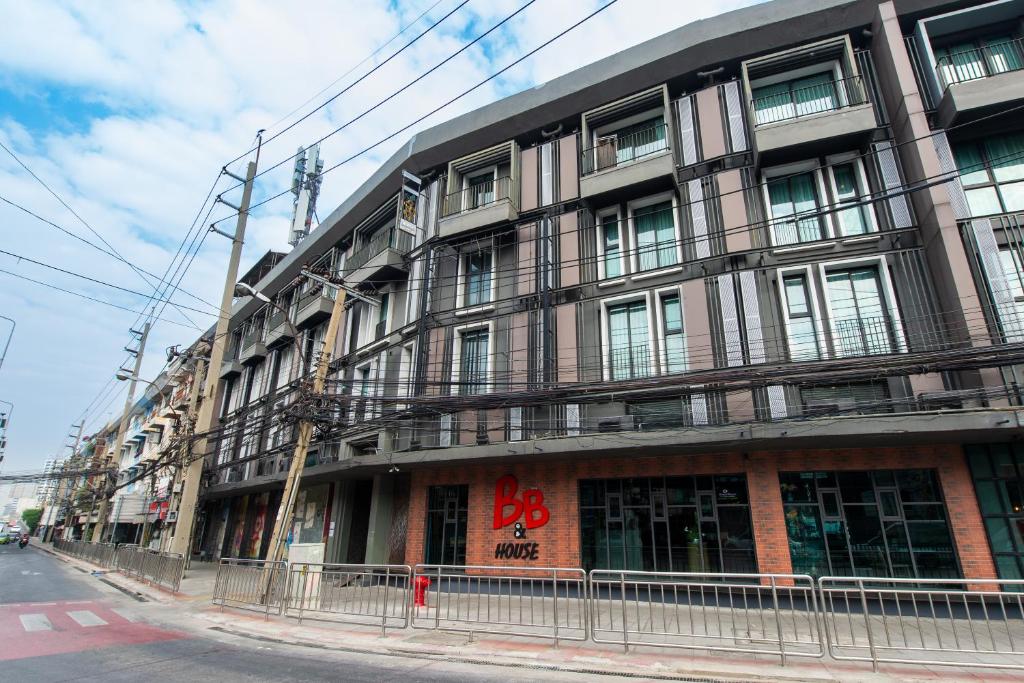 a building on the side of a city street at BB House Khlong Tan บีบีเฮ้าส์ คลองตัน in Bangkok
