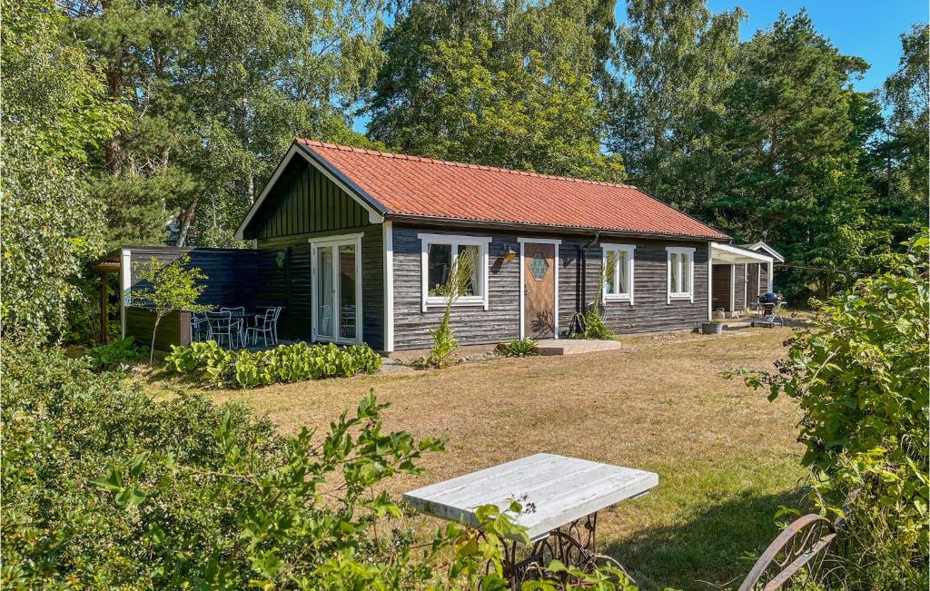 a small house with a picnic table in front of it at 2 Bedroom Beautiful Home In Löderup in Löderup