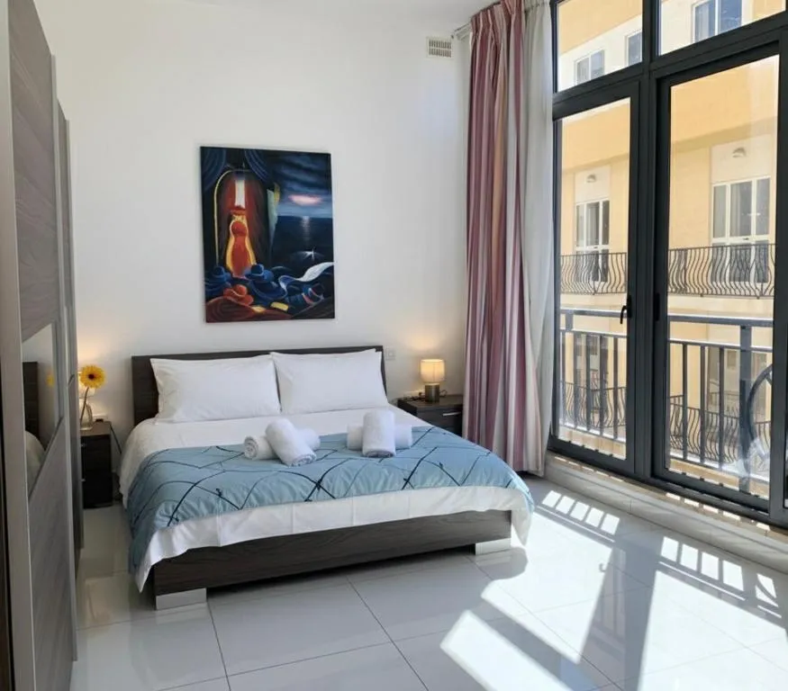 Bright and Spacious 2 Bedroom Apt in St Julians, Steps from Spinola Bay