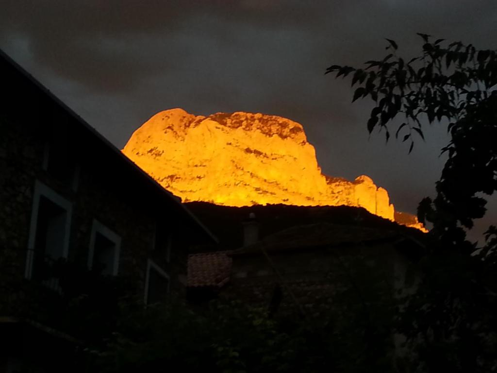 Nespecifikovaný výhled na hory nebo výhled na hory při pohledu z penzionu